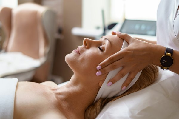 Comment utiliser les techniques de massage facial pour réduire les rides et raffermir la peau?