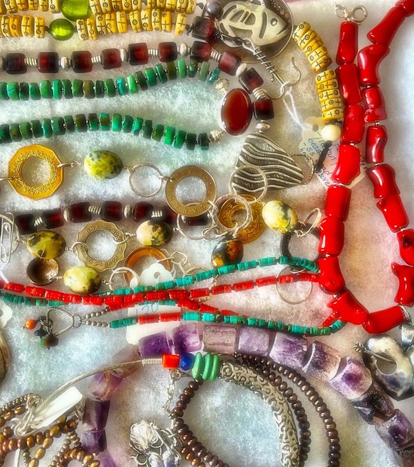 Comment assortir des bijoux en perles avec des tenues de bureau?