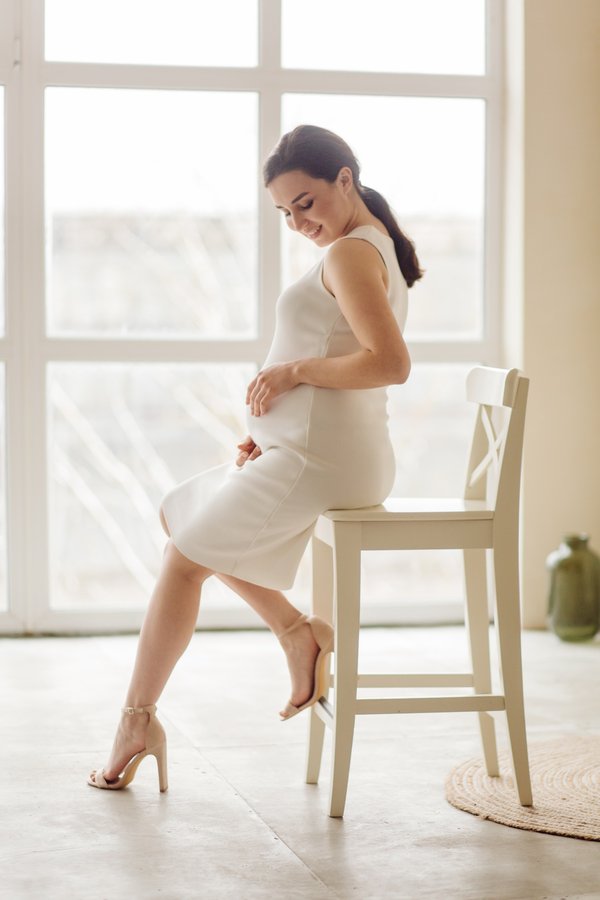 Mannequin femme enceinte : style et diversité pour vos vitrines